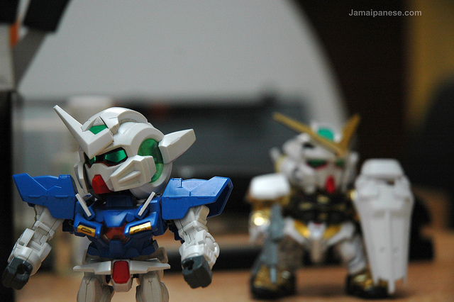 exia-astray-gold-office-desk-chibi-gundam-2