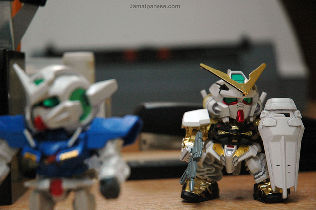 exia-astray-gold-office-desk-chibi-gundam